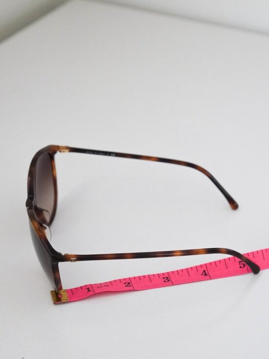 CHANEL SUNGLASSES IN BROWN TORTOISE